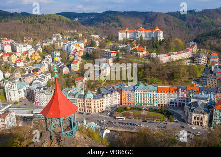 KARLOVY VARY, Repubblica Ceca - 29 Aprile 2017: Veduta aerea della città dalla collina di Pietro il Grande Foto Stock