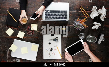 Tisch von oben mit buisinessutensilien Foto Stock