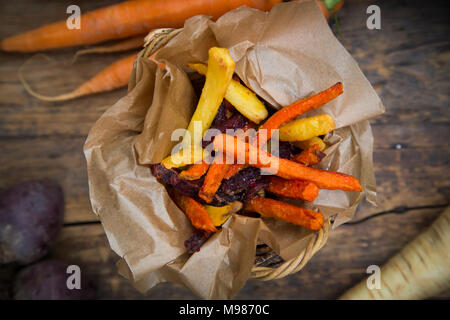 Organici di barbabietole, carote e pastinaca patate fritte Foto Stock