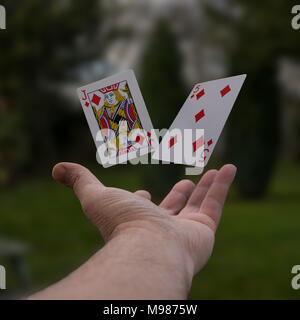 Due carte da gioco galleggianti in aria Foto Stock