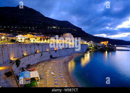 Dämmerung an der Promenade, Castellammare del Golfo, Provinz Trapani, Sizilien, Italien Foto Stock