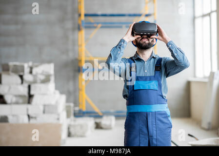 Builder collabora con occhiali VR Foto Stock