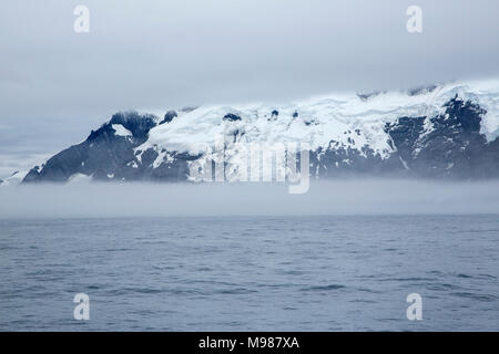 Vista di Elephant Island, penisola antartica, Antartide, mostrando ricoperti di ghiaccio montagne Foto Stock