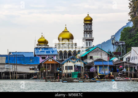 Thailandia, Ko Panyi, Floating musulmana del villaggio di pesca Foto Stock