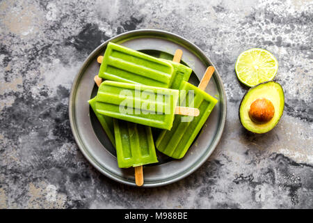 Ciotola di avocado lime ghiaccio lollies Foto Stock