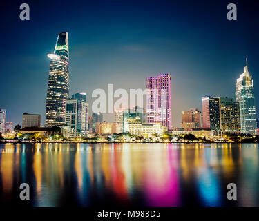 Il Vietnam, Ho Chi Minh City, Skyline di notte Foto Stock