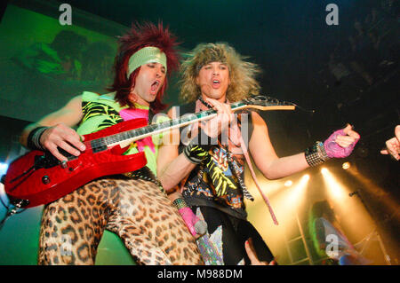 (L-R) Russell John Parrish aka patinata e Rikki Ratchet e cantante Ralph Saenz aka Michael Starr di metallo Skool eseguendo al Key Club il 24 marzo 2008 in West Hollywood, California. Foto Stock