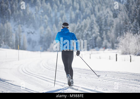 Austria, Tirolo, Luesens, Sellrain, cross-country sciatore in loipe nel paesaggio innevato Foto Stock