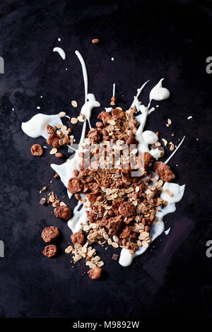 Muesli al cioccolato con scaglie di noce di cocco di yogurt splash Foto Stock