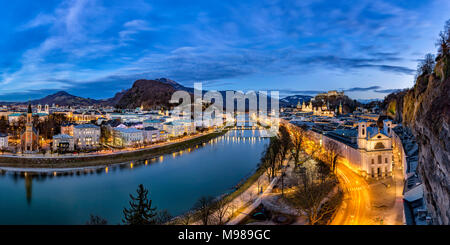 Salisburgo, Austria Membro, Salisburgo, vista panoramica del fiume Salzach, la città vecchia e il castello di Hohensalzburg di sera Foto Stock