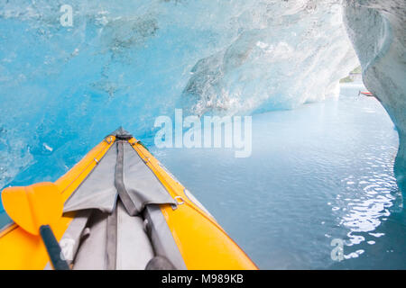 Stati Uniti d'America, Alaska, Valdez-Glacier, kajak nella caverna di ghiaccio Foto Stock