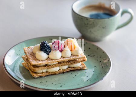 Splendidamente decorate fetta di crema sulla piastra in corrispondenza di un panificio a Minsk, in Bielorussia. Foto Stock