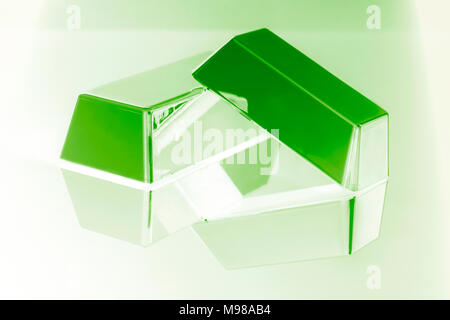 Gold bullion bars su sfondo bianco in luce verde Foto Stock