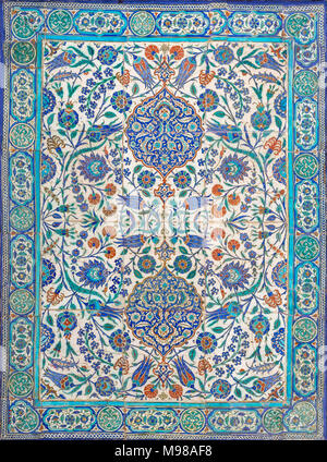 Periodo ottomano stile vetrata di piastrelle ceramiche di Iznik (Turchia) decorata con ornamenti floreali, Il Cairo, Egitto Foto Stock