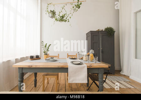 Vista interna di una cucina rustica Foto Stock