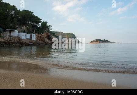 Spiaggia del porto di San Miguel in Ibiza, Spagna Foto Stock