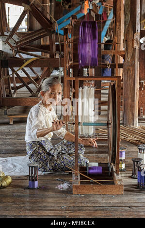 Khit Sunn Yin, un centro di tessitura sul Lago Inle in Myanmar (Birmania) Foto Stock