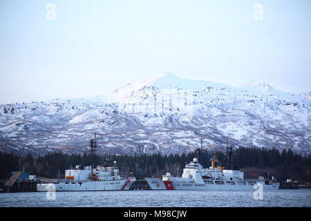 Due Coast Guard cutters sit in homeport di Kodiak, Alaska, Marzo 19, 2018. Coast Guard cutters condurre l'applicazione della legge e di operazioni di ricerca e salvataggio entro le acque dell'Alaska. Stati Uniti Coast Guard foto di Sottufficiali di prima classe Charly Hengen. Foto Stock