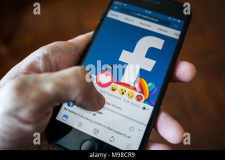 Bangkok, Tailandia - 17 Marzo 2018 : l'utente di Facebook tocco sul pulsante amore in applicazione Facebook su iPhone 7. Foto Stock