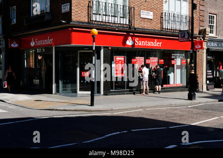 Banca Santander, Marylebone High Street, Londra, Inghilterra, Regno Unito (chiusa nel giugno 2019) Foto Stock