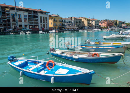 Boote im Hafen von Peschiera am Gardasee, Italien Foto Stock