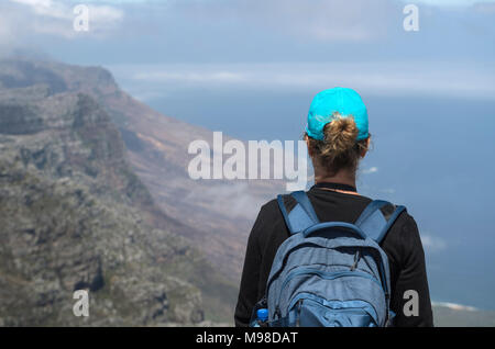 Escursionista femmina ammirando la vista dalla cima della montagna della tavola di Città del Capo in Sud Africa Foto Stock