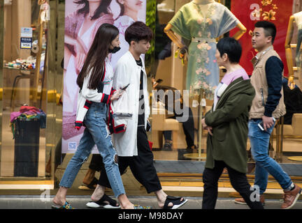 La gente camminare lungo una strada principale dello shopping a Shanghai in Cina Foto Stock