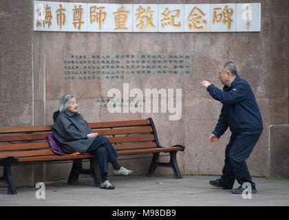 Uomo anziano facendo tai chi in Jing'an Park, Shanghai, Cina Foto Stock