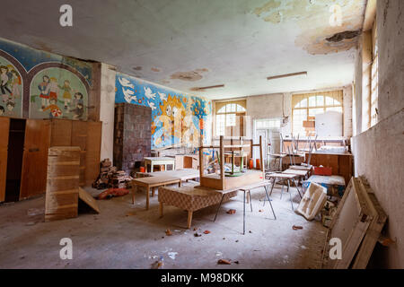 Scuola abbandonata Summer Camp del regime comunista in Romania Foto Stock