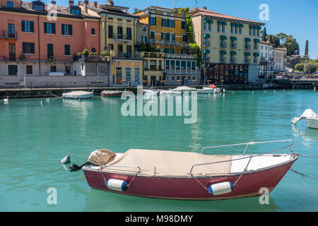 Boote im Hafen von Peschiera am Gardasee, Italien Foto Stock