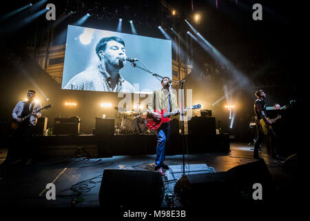 Il Courteeners sul palco durante il Teenage Cancer Trust concerto annuale di serie, alla Royal Albert Hall di Londra. Foto Stock