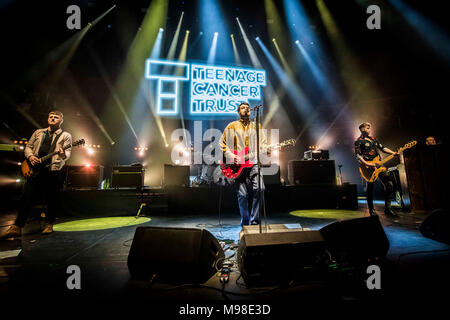 Il Courteeners sul palco durante il Teenage Cancer Trust concerto annuale di serie, alla Royal Albert Hall di Londra. Foto Stock