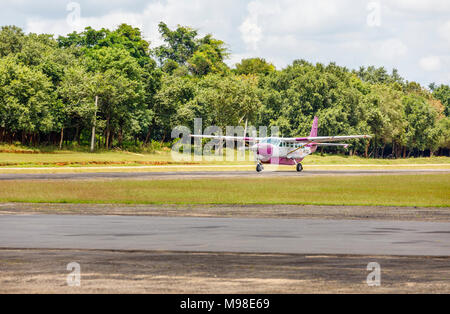 Aria di cannella Cessna 208B Grand Caravan, una piccola luce aerei passeggeri di rullaggio sulla pista di Sirigiya domestico aeroporto, Sri Lanka Foto Stock