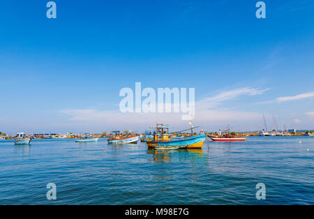 Colorato in legno tipico di barche da pesca ormeggiate nel porto di Weligama Bay, Mirissa, sulla costa sud dello Sri Lanka Foto Stock