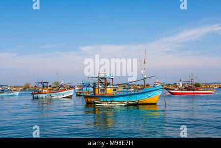 Colorato in legno tipico di barche da pesca ormeggiate nel porto di Weligama Bay, Mirissa, sulla costa sud dello Sri Lanka Foto Stock