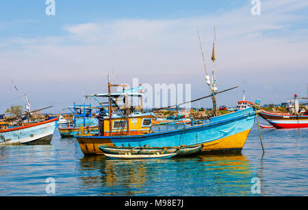 Colorato in legno tipico di barche da pesca ormeggiate nel porto di Weligama Bay, Mirissa, sulla costa sud dello Sri Lanka Foto Stock