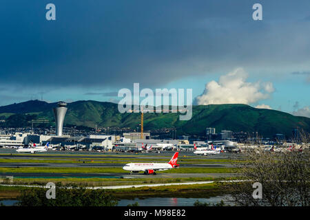 Aeroporto Internazionale di San Francisco con la torre di controllo Foto Stock