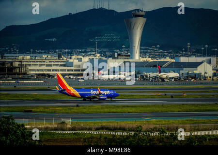 Aeroporto Internazionale di San Francisco con la torre di controllo Foto Stock