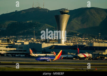 Aeroporto Internazionale di San Francisco con la torre di controllo Foto Stock