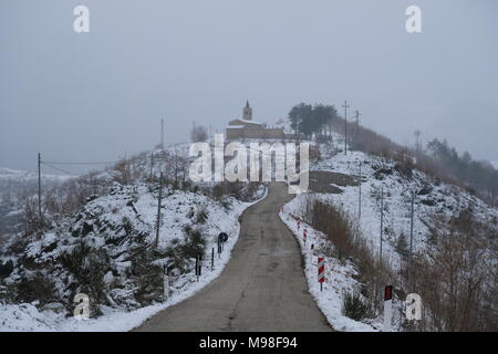 Sulla strada per Santa Maria delle Scalelle chiesa, Roccafluvione, Italia Foto Stock