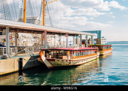 Kobe, Giappone - 22 Dicembre 2015 : Mare e della nave nel porto di Kobe Foto Stock