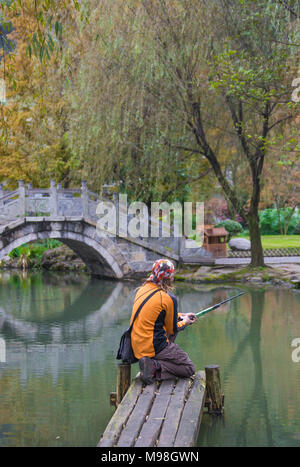 Ninh Thuan Provincia, Viet Nam - 16 Aprile 2016: Alba sul giovane la pesca su grandi pietre coralline a Nui Chua national park, uno degli incredibili landscap Foto Stock