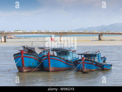 Canottaggio sul lago calmo in Vietnam paese Foto Stock