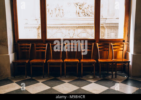 Vecchie sedie di legno nella chiesa europea Foto Stock