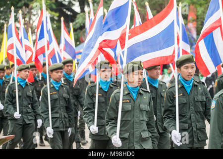 Esercito thailandese ha la gente alla tradititional Longboat gara al Mun fiume della città di Satuek nord della città Buri Ram in Isan nel nordest della Thailandia. Foto Stock