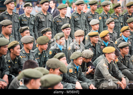 Esercito thailandese ha la gente alla tradititional Longboat gara al Mun fiume della città di Satuek nord della città Buri Ram in Isan nel nordest della Thailandia. Foto Stock