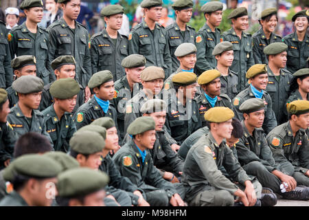 Esercito thailandese ha la gente alla tradititional Longboat gara al Mun fiume della città di Satuek nord della città Buri Ram in Isan nel nordest della Thailandia. Foto Stock