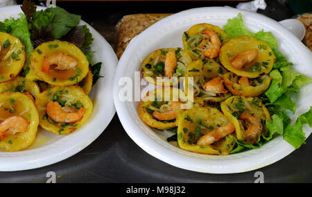 Vietnamese street food, frittelle di colore giallo sulla piastra cucina a fiera a Ho Chi Minh City, Vietnam, torte fare da farina di riso, gamberi freschi, beansprouts Foto Stock