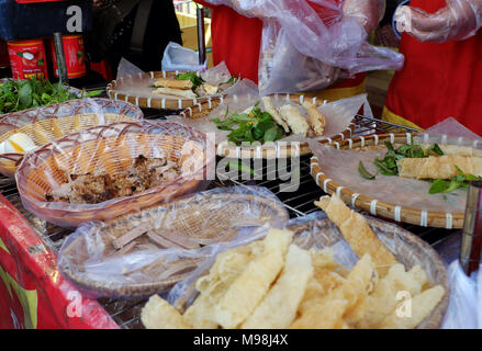 Vietnamese street food, carta in rotoli di riso, famoso snack di