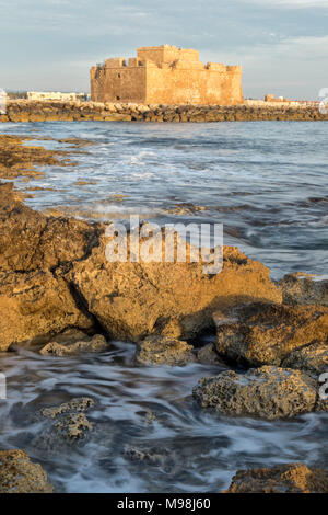 Il castello di Pafo / fort in Kato Paphos porto sulla costa mediterranea di Paphos, Cipro, Mediterraneo, Europa Foto Stock